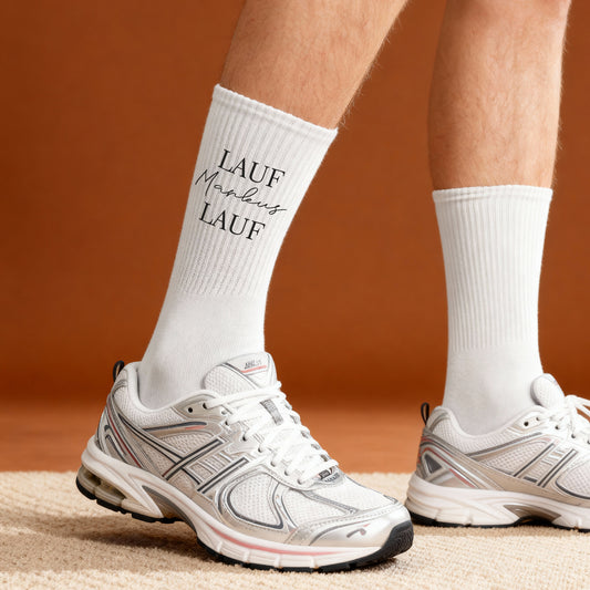 Weiße Sportsocken mit personalisiertem „Lauf Markus Lauf“-Motiv an Füßen mit Laufschuhen