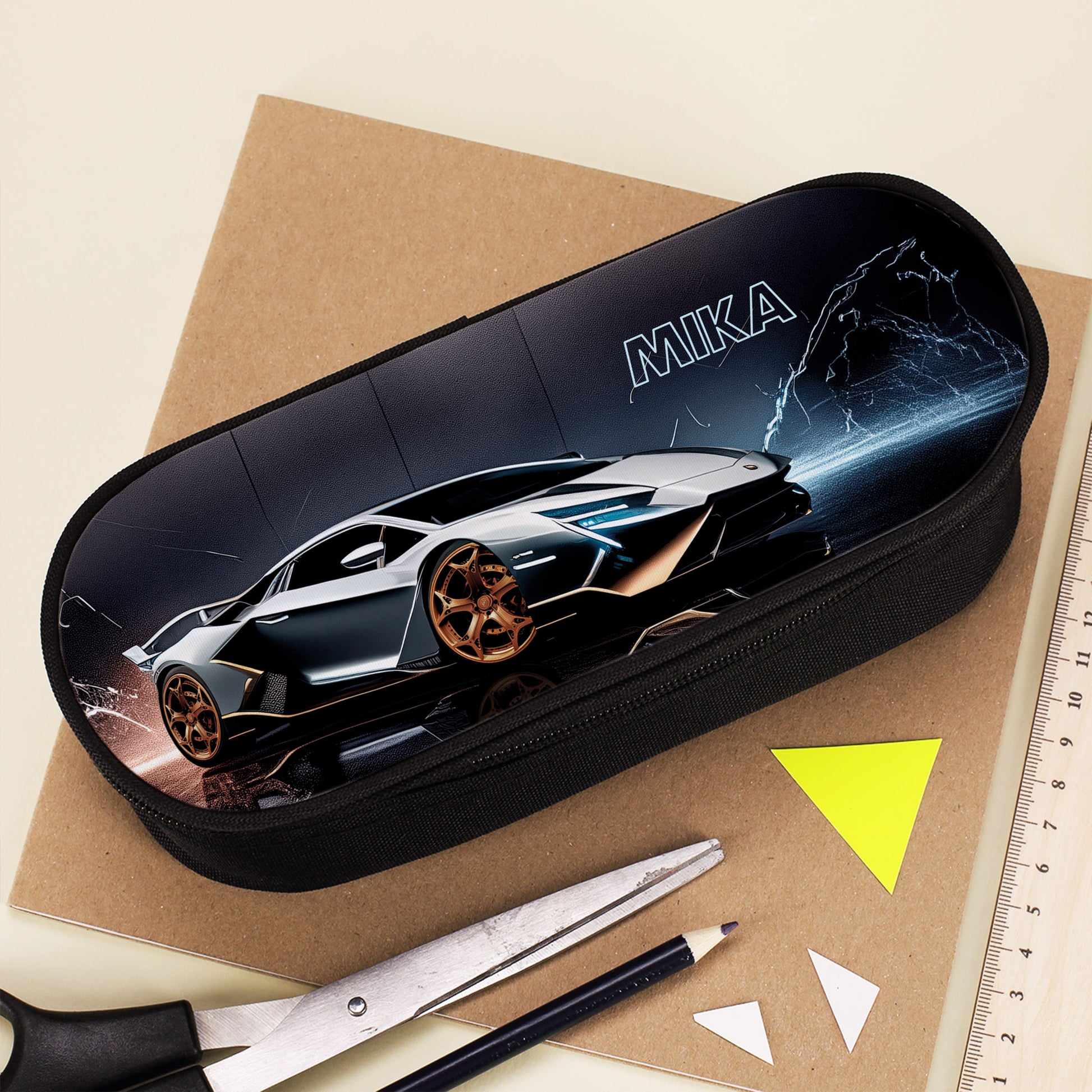 Stiftebox mit Sportwagen-Motiv und Name Mika auf Schulheft