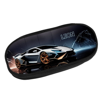 Federtasche mit Auto-Motiv und Name Leon auf weißem Hintergrund