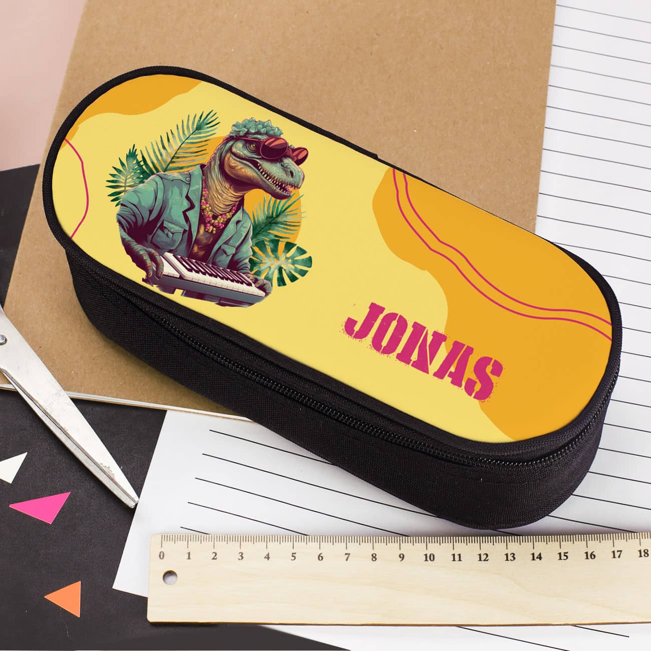 Persönliche Stiftebox zur Einschulung mit funkey Dinosaurier am Keyboard