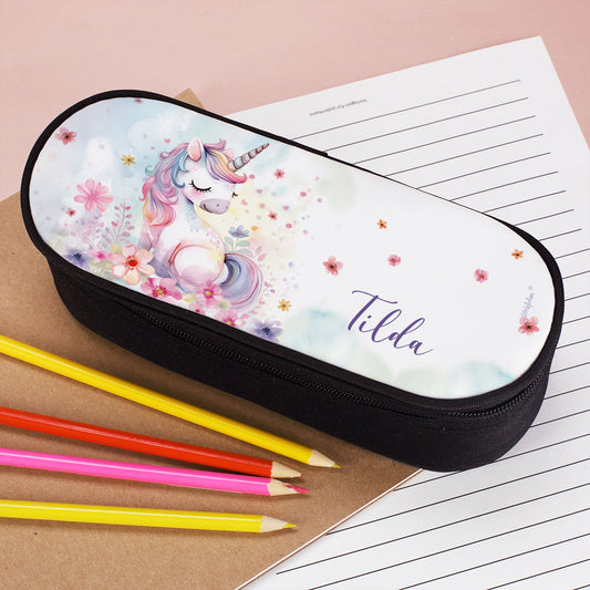 Schlampermäppchen mit Einhorn und Name „Tilda“ – liegend auf Schreibblock