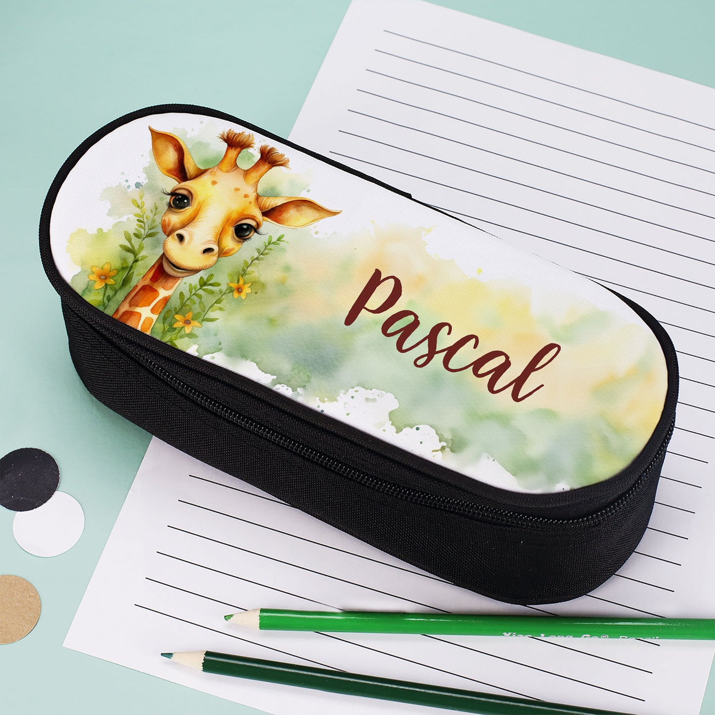Personalisierte Federmappe mit Giraffe und dem Namen Pascal auf linierten Papier