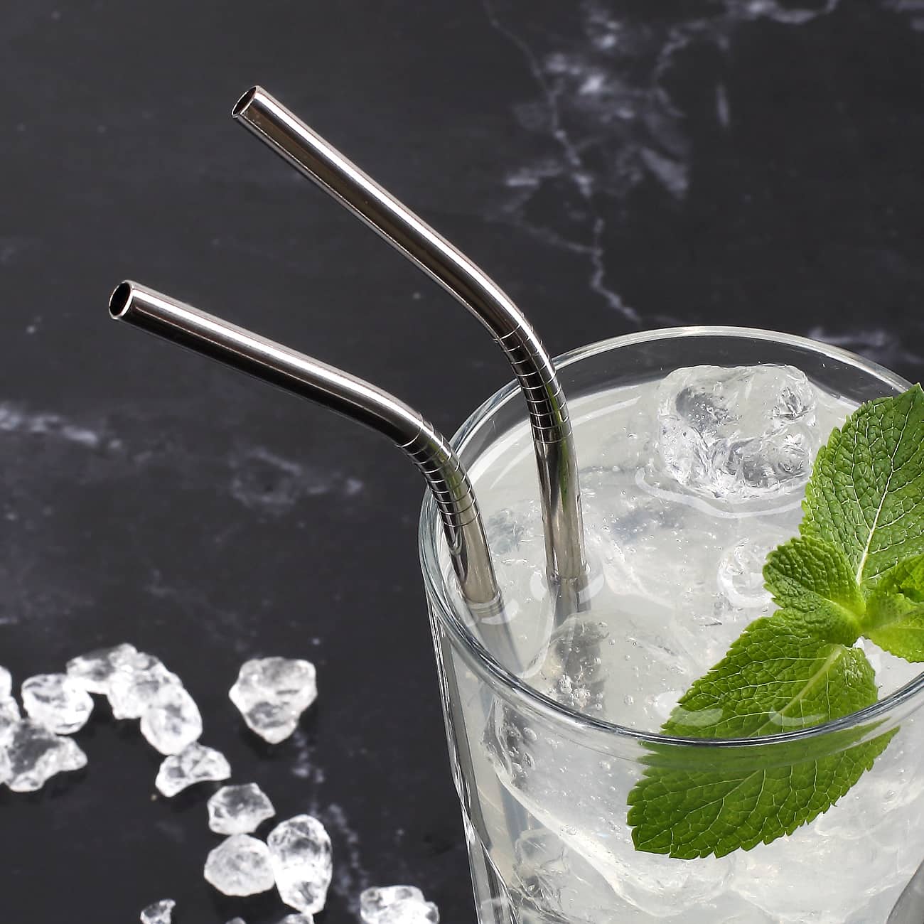 Zwei Strohhalme aus Metall