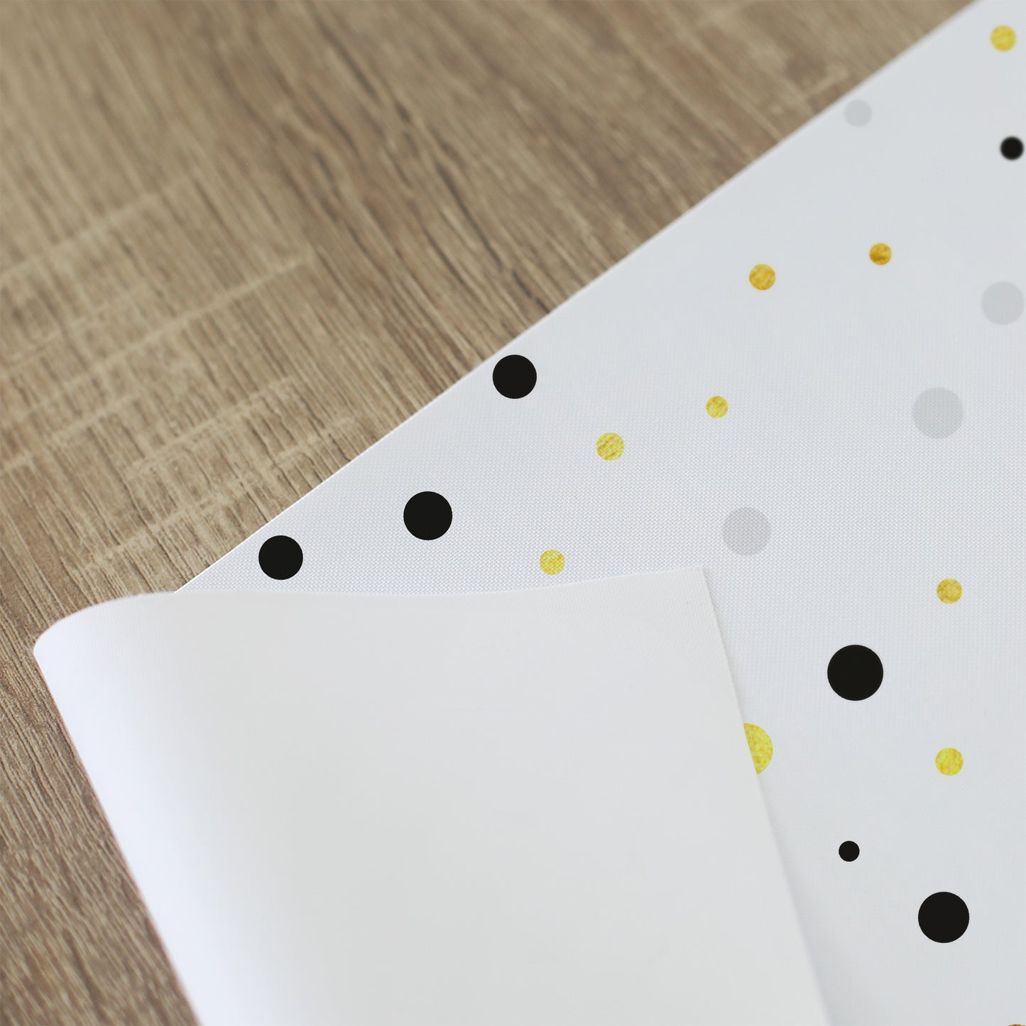 Geburtstagsparty Tischläufer mit Name und Alter in Weiß | Zwei Längen | Konfetti Motiv