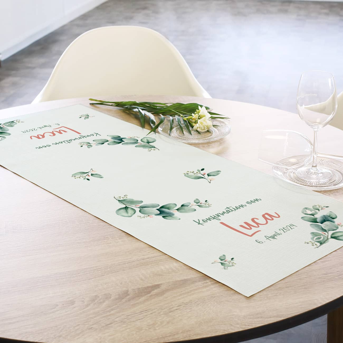 Tischläufer mit Eukalyptus-Motiv zur Konfirmation