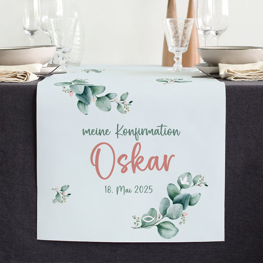 Tischläufer mit Eukalyptus-Motiv zur Konfirmation. Zu lesen ist die Aufschrift "Meine Konfirmation", der Name Oskar und das Datum 18. Mai 2025.