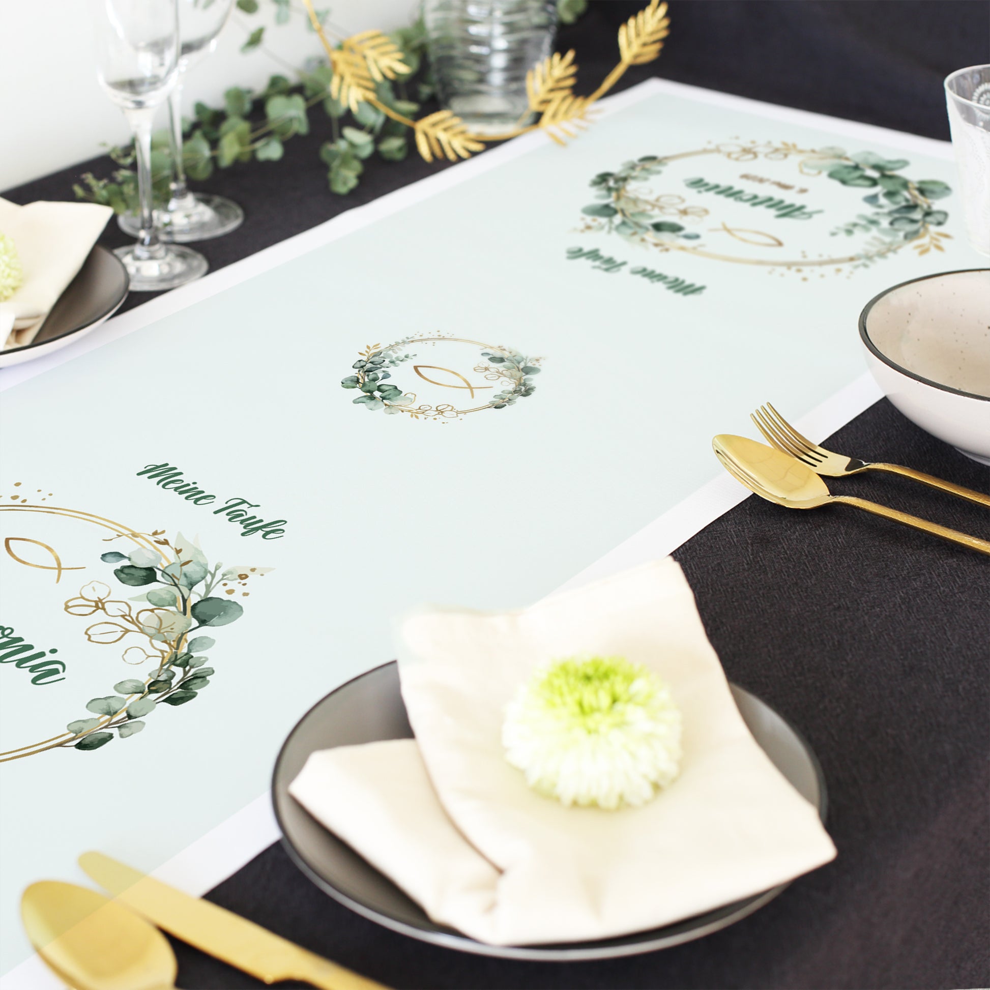 Tischläufer zur Taufe mit personalisiertem Eukalyptusmotiv und christlichem Fischsymbol