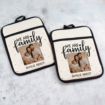 2er-Set Topflappen mit „We are family“-Aufdruck, Wunschfoto und Text – quer auf hellem Untergrund