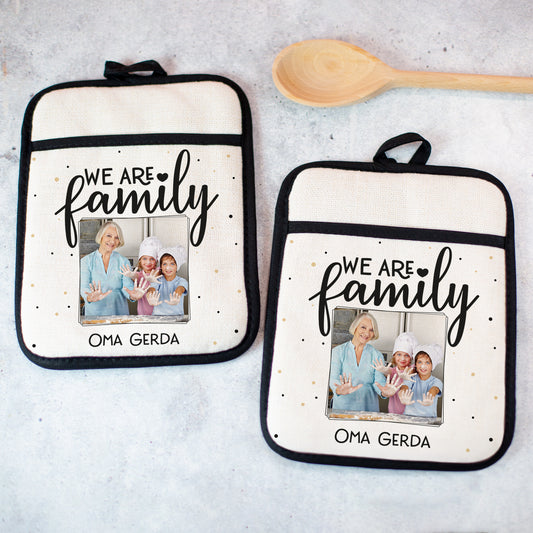 2er-Set Topflappen mit „We are family“-Aufdruck, Wunschfoto und Text – frontal auf hellem Untergrund fotografiert