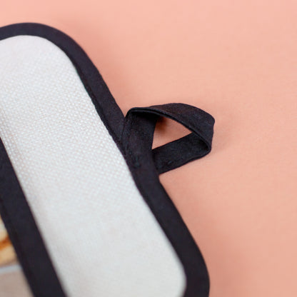 Nahaufnahme der Aufhängeschlaufe an Topflappen