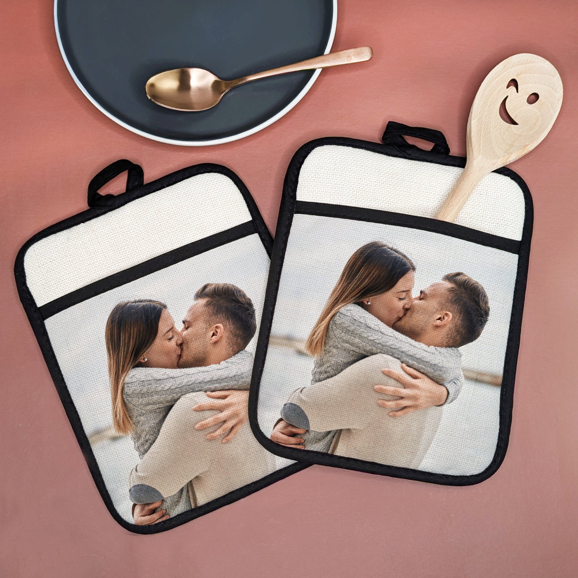 2 personalisierte Topflappen nebeneinander – mit eigenem Foto bedruckt, mit Kochlöffel