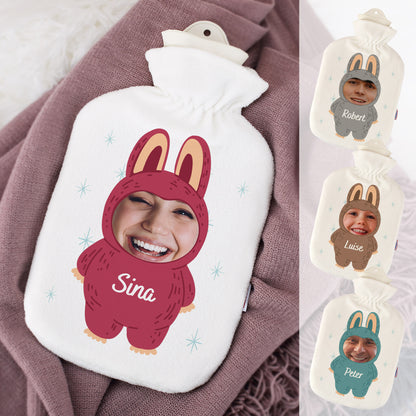 Wärmflasche mit Monster-Motiv in verschiedenen Varianten, personalisiert mit Fotos und Namen „Sina“, „Luise“ und „Peter“