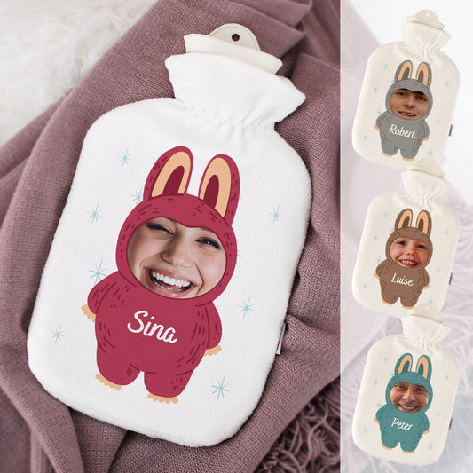 Wärmflasche mit Monster-Motiv in verschiedenen Varianten, personalisiert mit Fotos und Namen „Sina“, „Luise“ und „Peter“