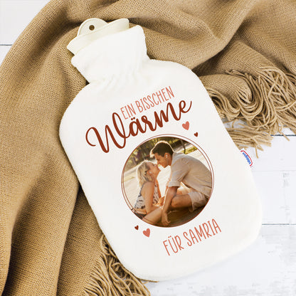Nahaufnahme des Drucks auf der personalisierten Wärmflasche mit Foto, Name und Spruch „ein bisschen Wärme“.