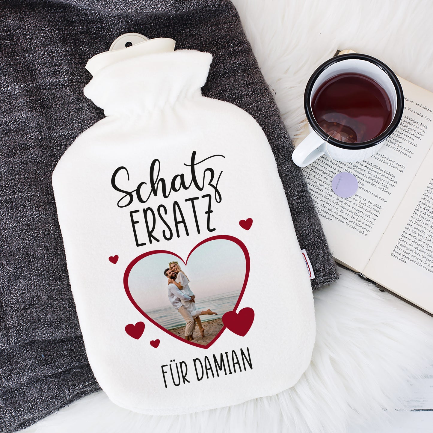 Wärmflasche Schatz Ersatz mit Foto eines Paares, graue Decke, Tee und Buch