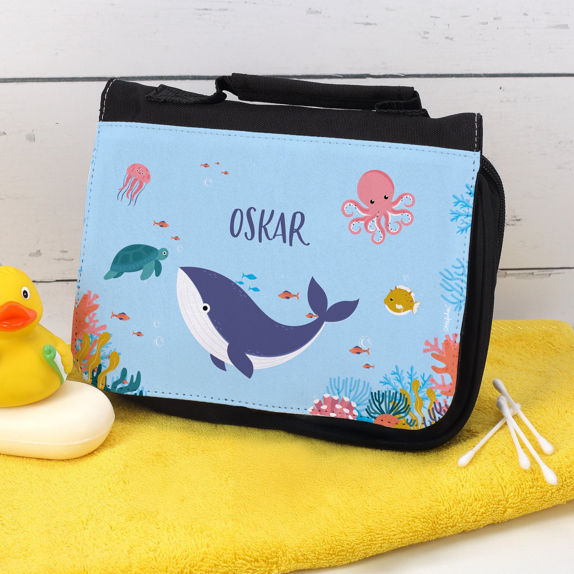 Kinder-Waschtasche mit Unterwasserwelt und Name „Oskar“ – Wal, Schildkröte, Tintenfisch