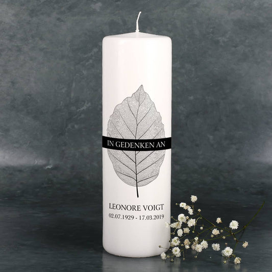 Trauerkerze mit Blatt "In Gedenken an" mit Name und Datum