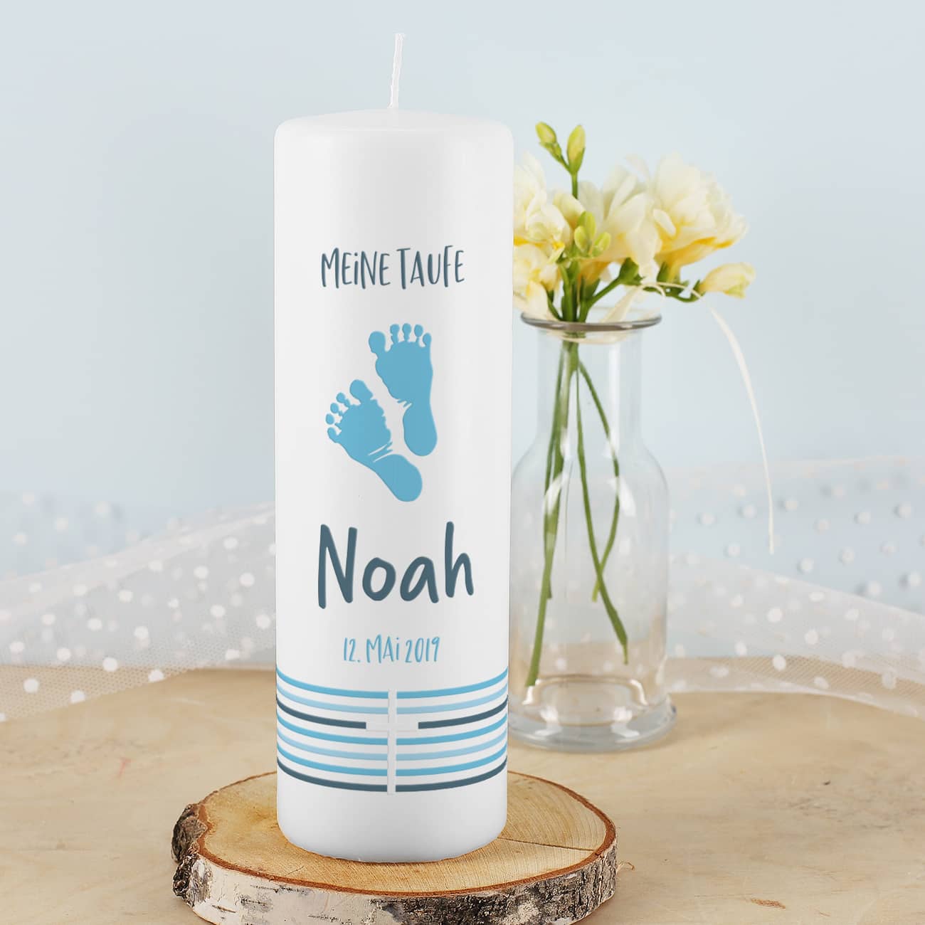 Taufkerze für Jungen - mit Fußabdrücken, Name, Datum und Taufspruch