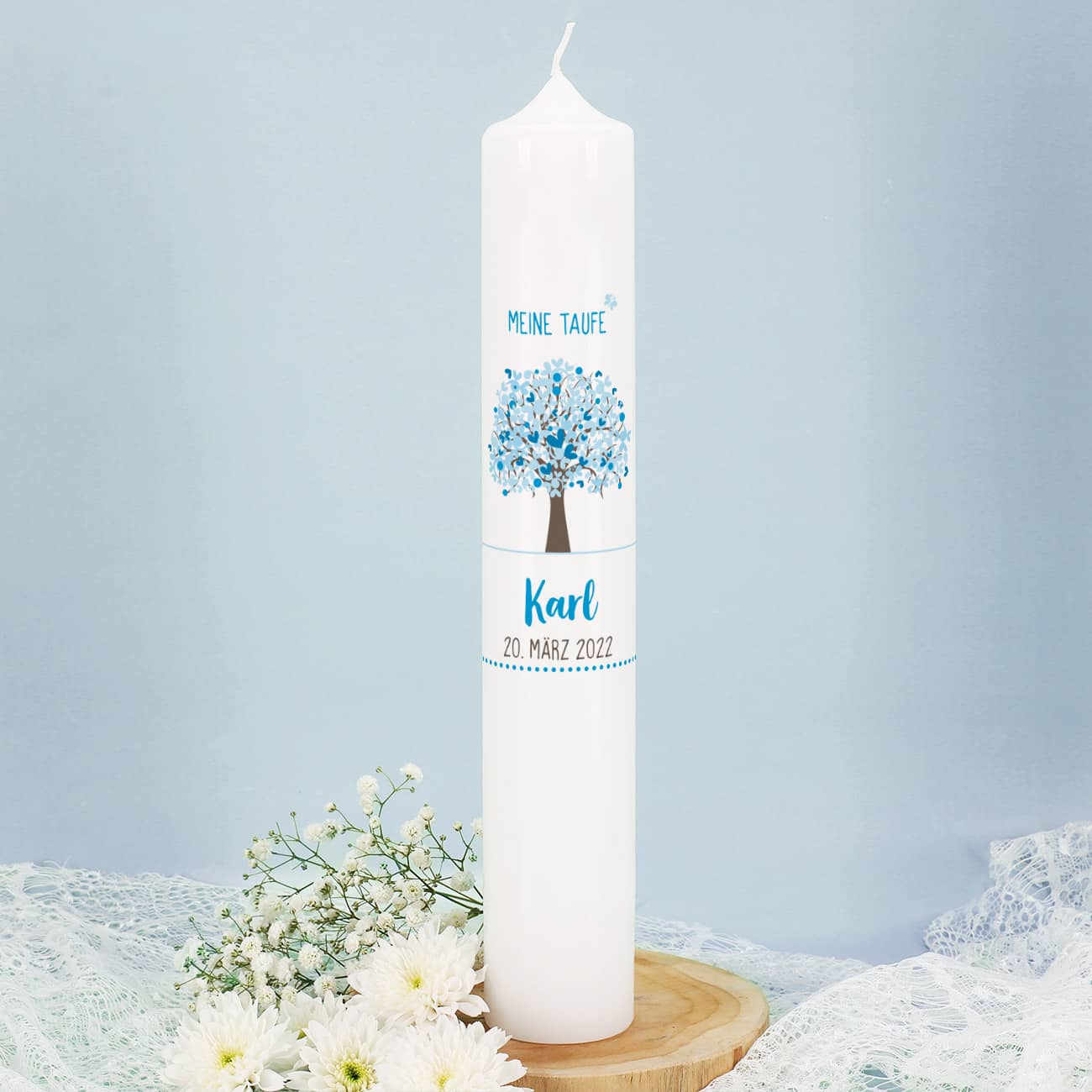 Große Taufkerze mit Lebensbaum in blau, Name, Datum und Taufspruch, 38x6cm