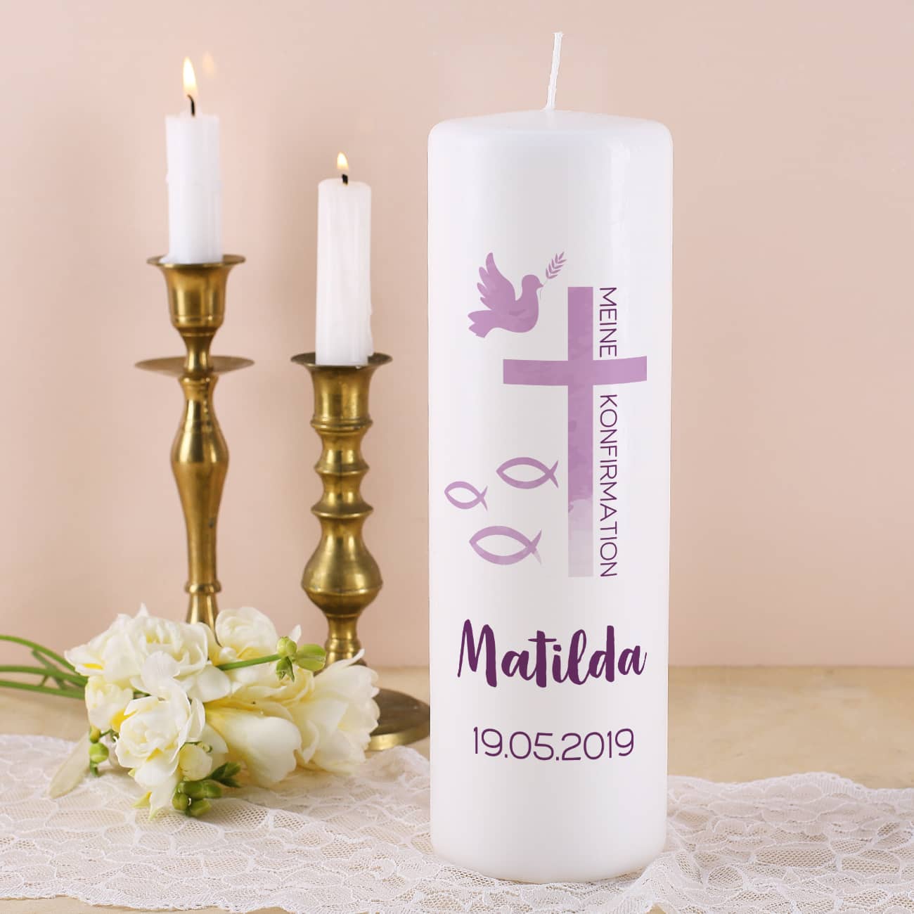Kerze zur Konfirmation - mit Name, Datum und Wunschtext in violett