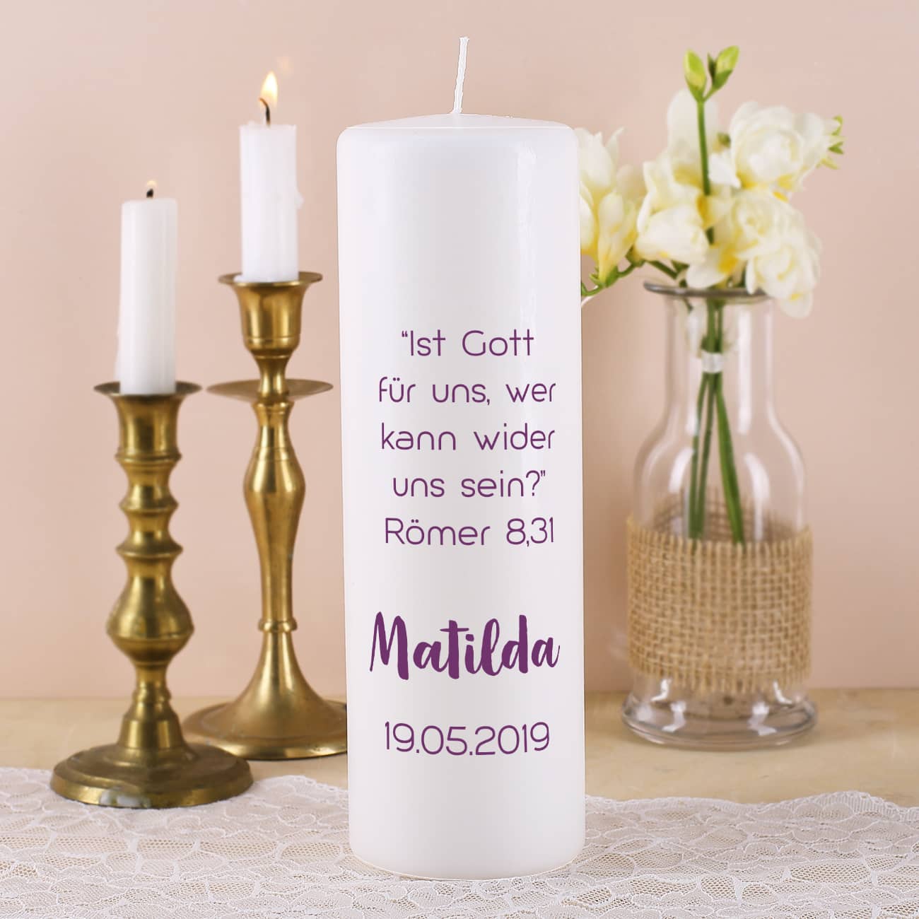 Konfirmationskerze - mit Name, Datum und Wunschtext in violett