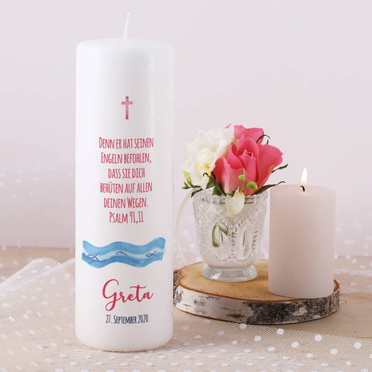 Taufkerze mit rosafarbenem Segelboot, Name, Datum und Taufspruch