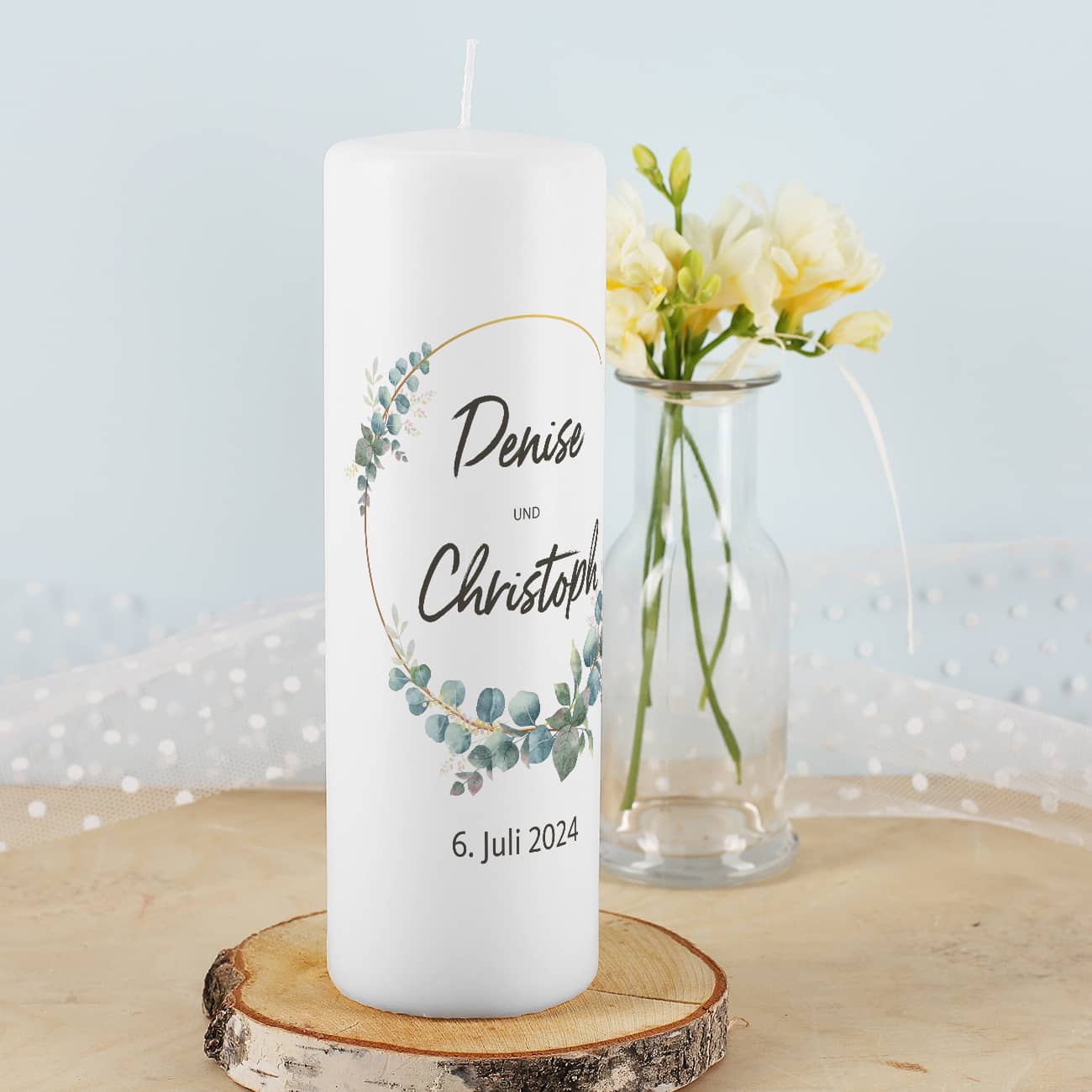 Hochzeitskerze mit Eukalyptus-Motiv, Namen und Datum