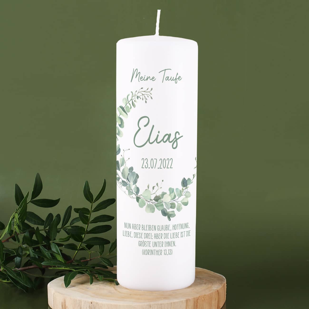 Taufkerze personalisiert mit Name, Datum, Text und Quelle
