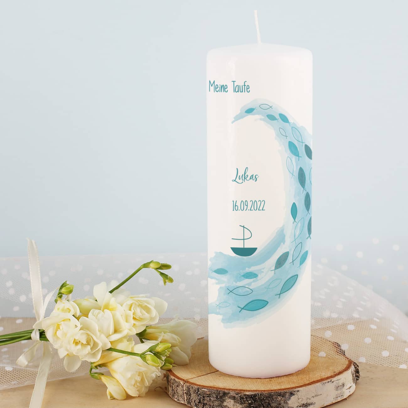 Taufkerze für Jungen bedruckt mit Wasserwelle Fischen und Ihren Wunschdaten