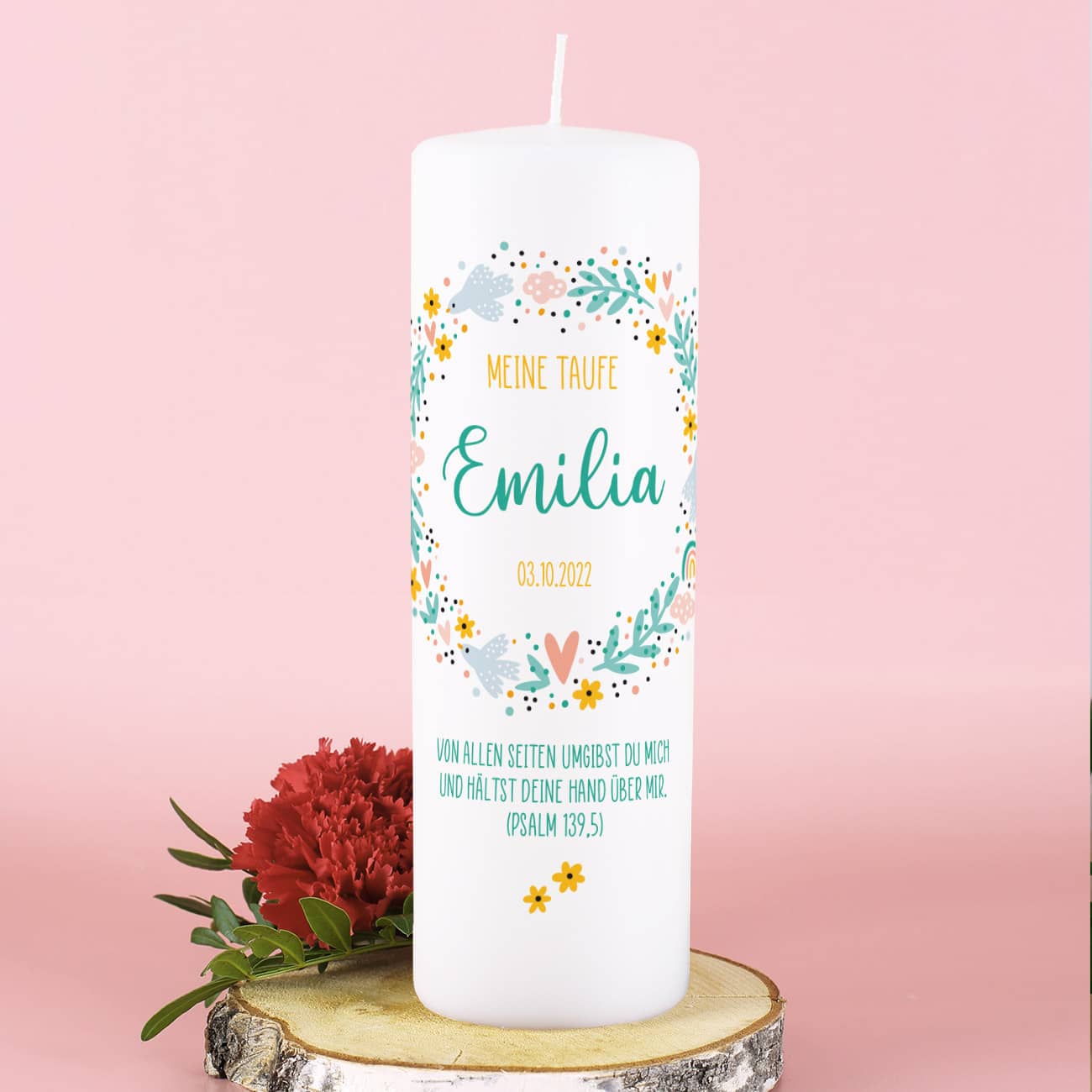 Bunte Taufkerze personalisiert mit Name, Datum, Text und Quelle