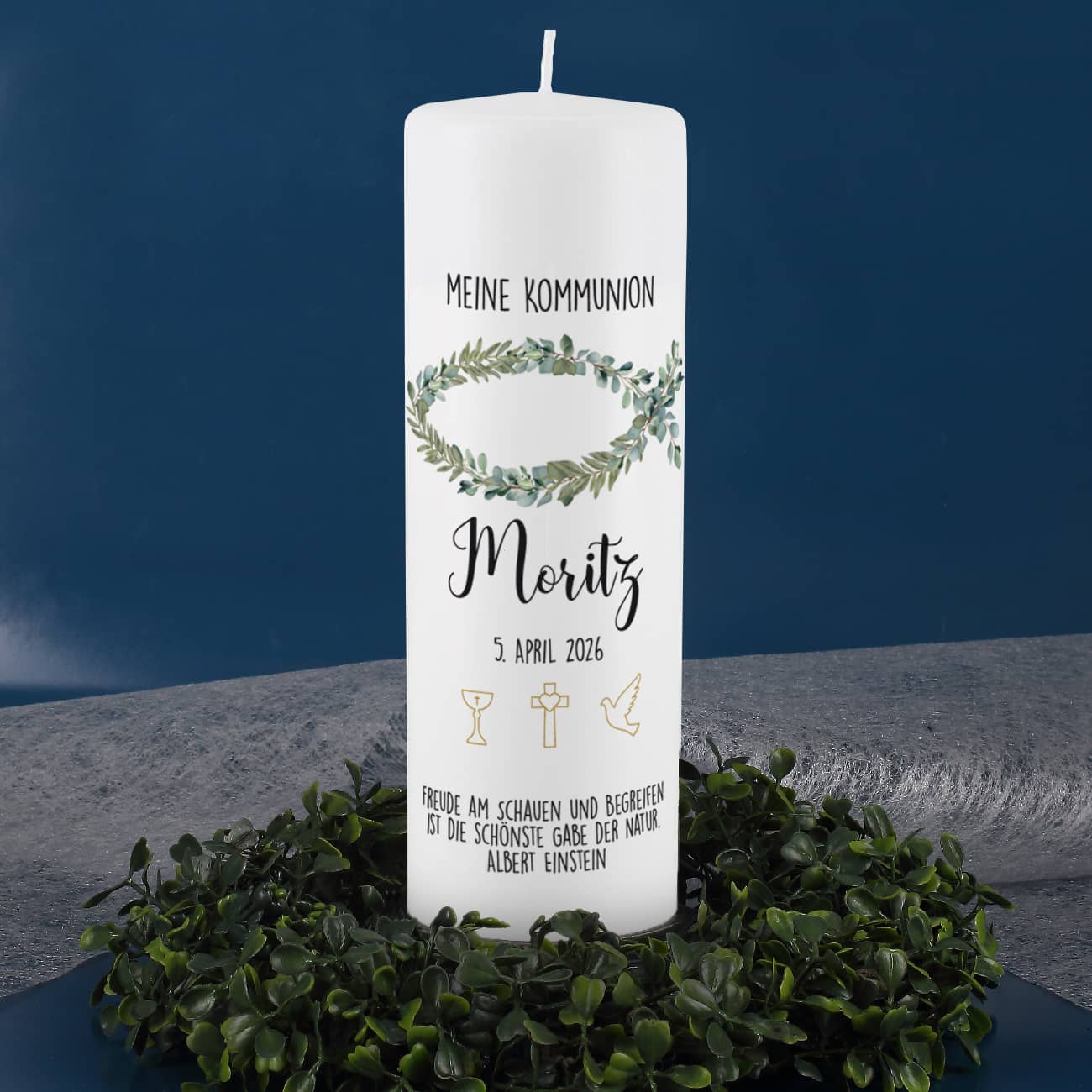 weiße Kommunionkerze mit Fisch, Kreuz, Kelch, Taube