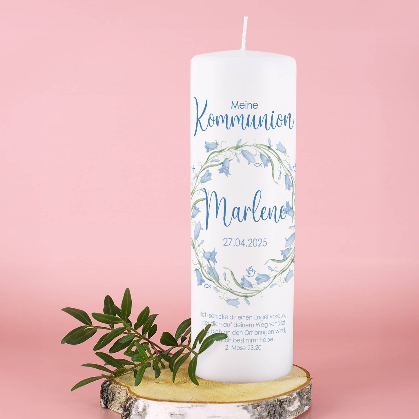 Kommunionkerze mit hellblauem Blumenkranz und christlichen Symbolen