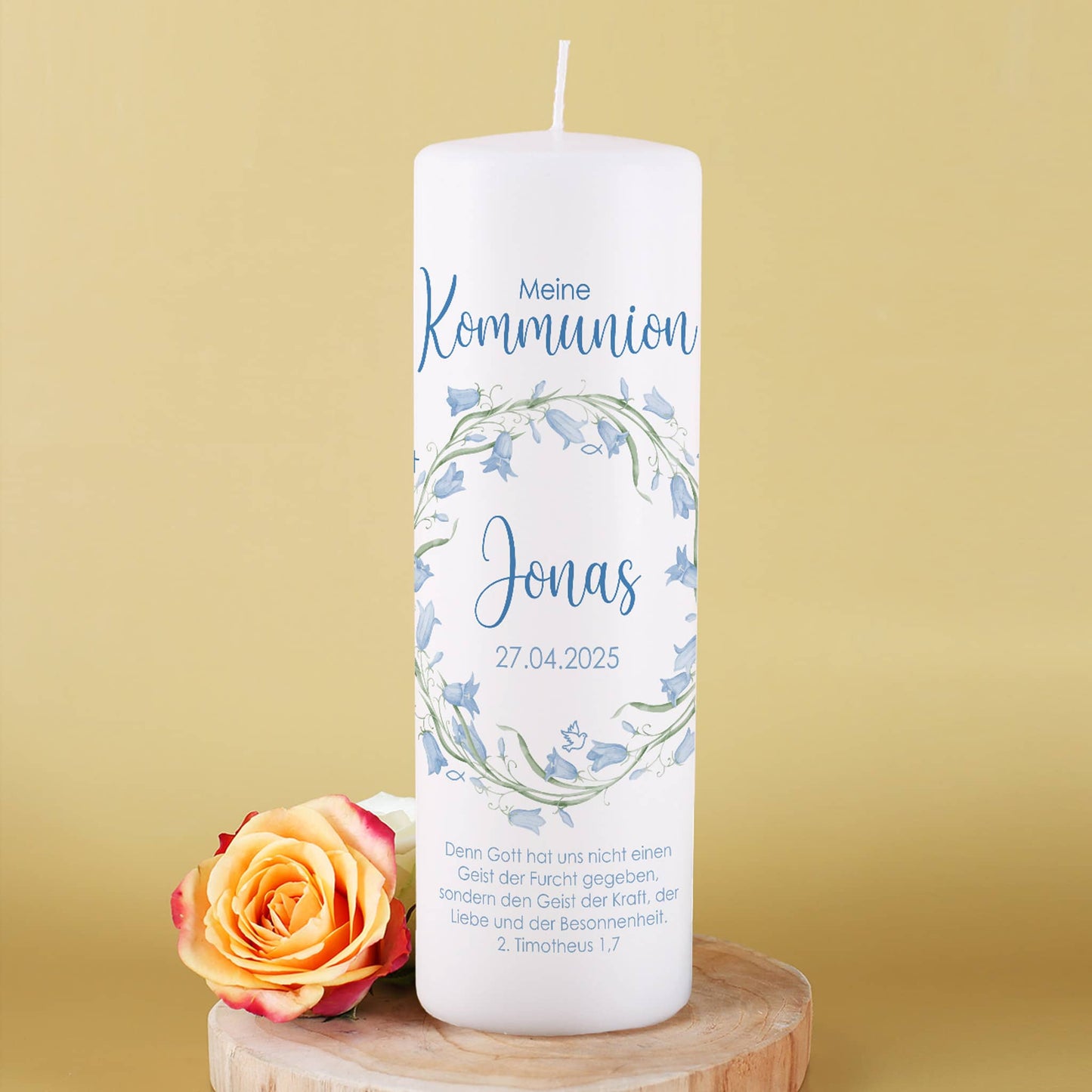 Kommunionkerze mit hellblauem Blumenkranz und christlichen Symbolen