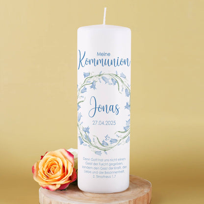 Kommunionkerze mit hellblauem Blumenkranz und christlichen Symbolen