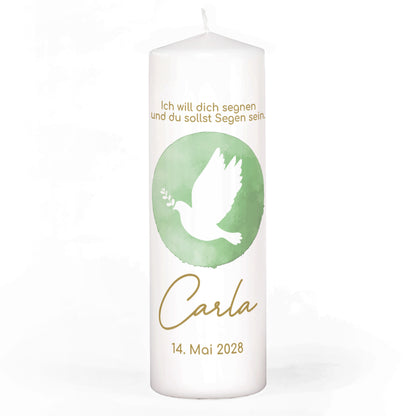 Personalisierte Kerze mit Taubenmotiv für Konfirmation, Kommunion oder Taufe. Die weiße Kerze zeigt eine stilisierte Taube mit Olivenzweig auf einem grünen Aquarellhintergrund. Darüber steht der Segensspruch „Ich will dich segnen und du sollst Segen sein.“ in goldener Schrift. Darunter sind der Name „Carla“ und das Datum „14. Mai 2028“ in eleganter Kalligrafie abgebildet. Die Kerze hat eine klassische Form mit spitz zulaufendem Docht und steht vor einem neutralen weißen Hintergrund.