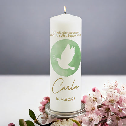 Personalisierte Kerze mit Taubenmotiv für religiöse Anlässe wie Konfirmation, Kommunion oder Taufe. Die Kerze zeigt eine weiße Taube mit Zweig auf grünem Aquarellhintergrund, ergänzt mit dem Namen "Carla" und dem Datum "14. Mai 2028" in goldener Schrift. Darüber steht der Segensspruch „Ich will dich segnen und du sollst Segen sein.“ Die brennende Kerze steht auf einem Glasuntersetzer, umgeben von rosa Blüten, vor einem dezenten grauen Hintergrund.