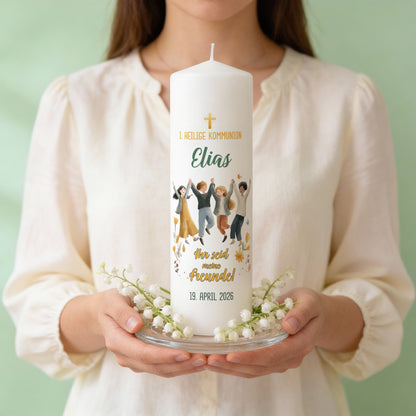Weiße Kerze zur 1. Heiligen Kommunion mit Kindergruppe als Motiv und Spruch „Ihr seid meine Freunde!“ auf der Vorderseite