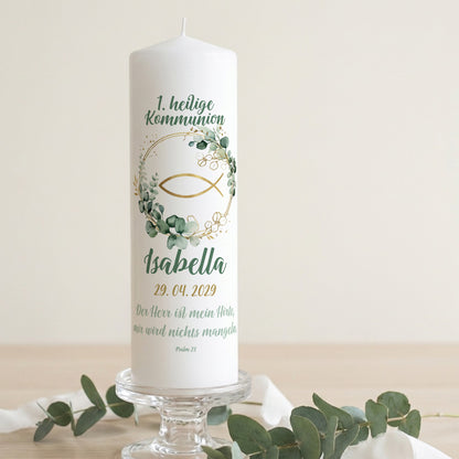 Personalisierte Kerze zur Erstkommunion mit Ichthys Fisch und Eukalyptuszweigen, Name und Datum auf weißer Kerze