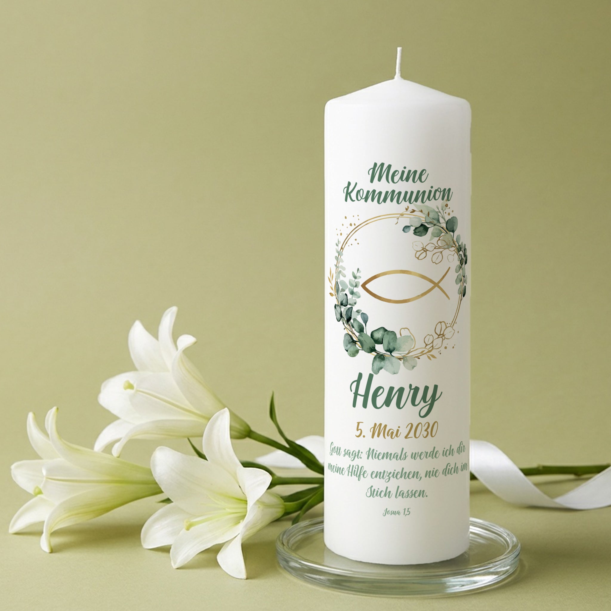 Personalisierte Kommunionkerze mit Eukalyptuskranz und Ichthys Fischsymbol, Anlass „Meine Kommunion“ und Name