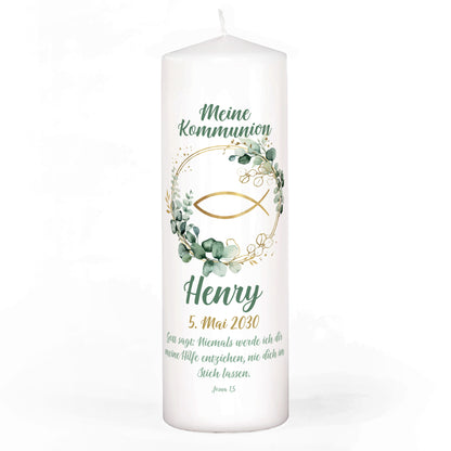 Weiße Kerze zur Kommunion mit Ichthys Fisch Motiv im Eukalyptuskranz, personalisiert mit Name und Datum