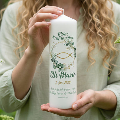 Personalisierte Kerze zur Konfirmation mit Ichthys Fisch und Eukalyptuszweigen, Name und Datum im modernen Design