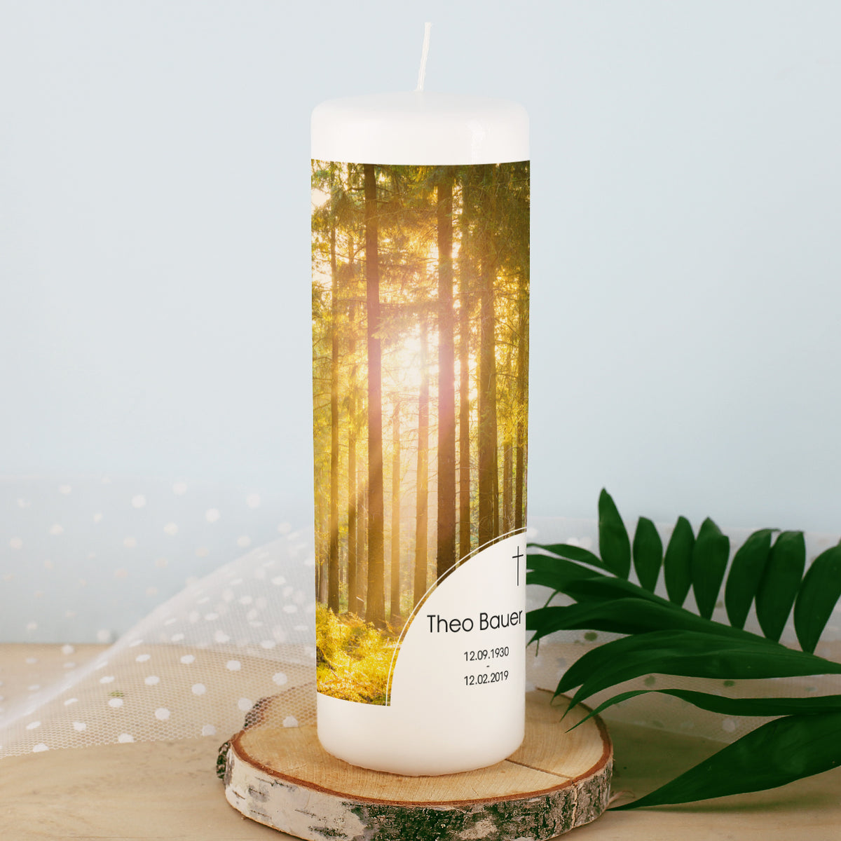 Trauerkerze mit Wald und Sonnenstrahlen
