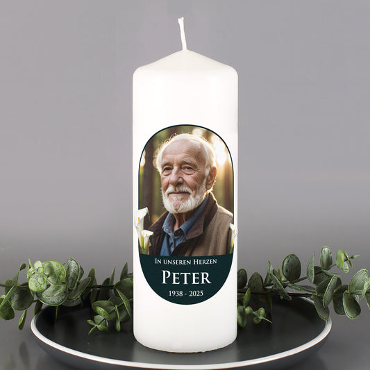 Weiße Trauerkerze mit Calla-Motiv, personalisiert mit Foto und Namen – frontal fotografiert
