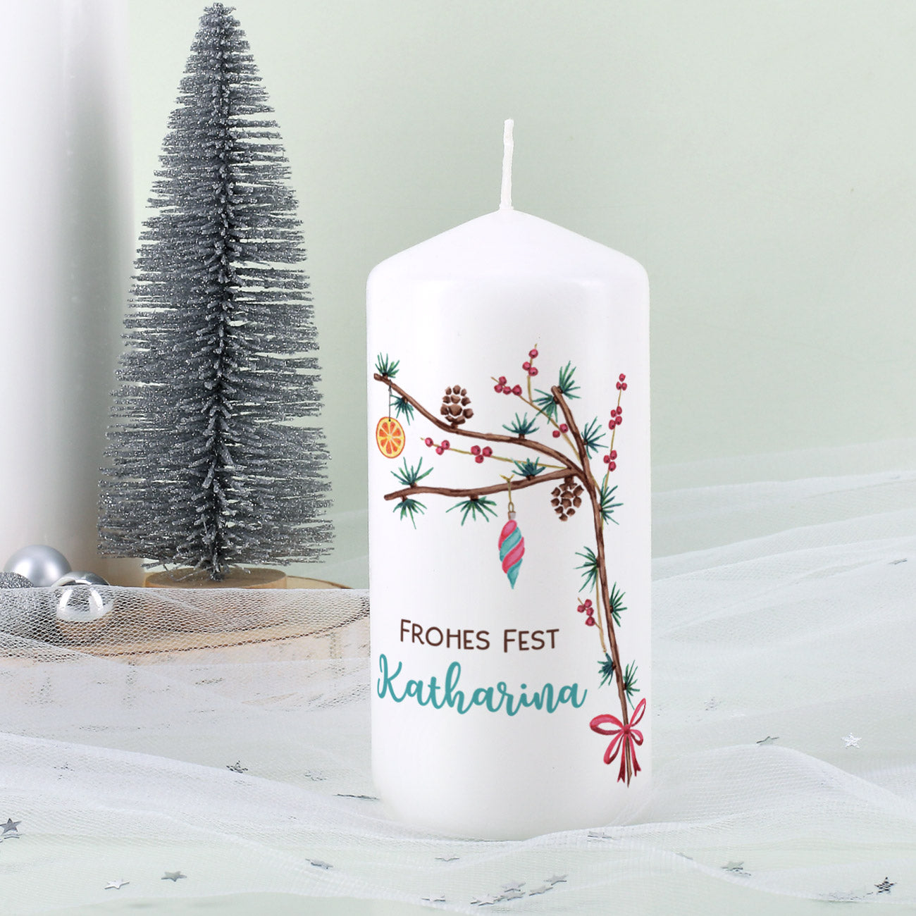 Festliche Weihnachts-Kerze mit Zweigen und Wunschtext