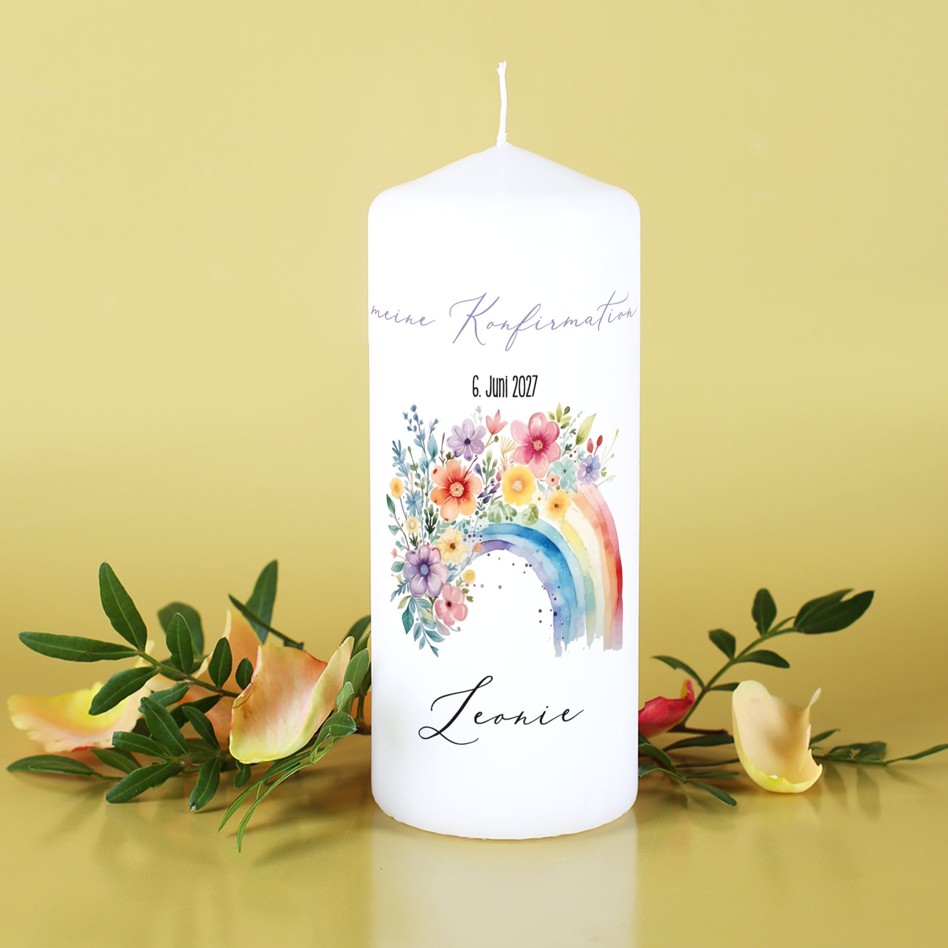 Weiße Kerze mit Regenbogen- und Blumenmotiv, personalisiert mit „Meine Konfirmation“, Datum und Name Leonie – dekoriert mit Blüten