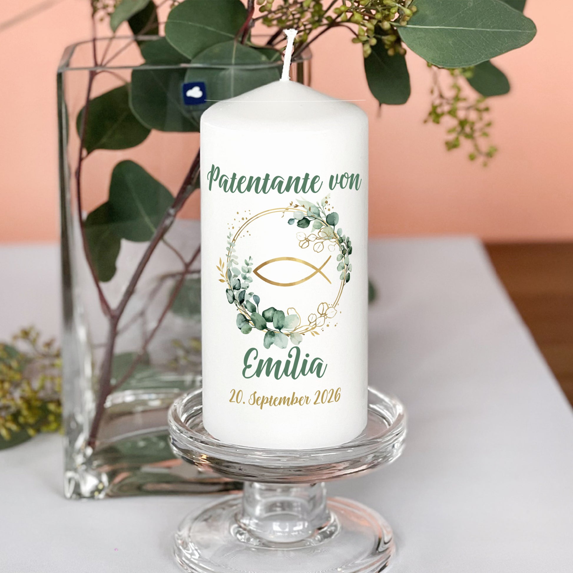 Patenkerze mit Name und Datum personalisiert im modernen Eukalyptus Design