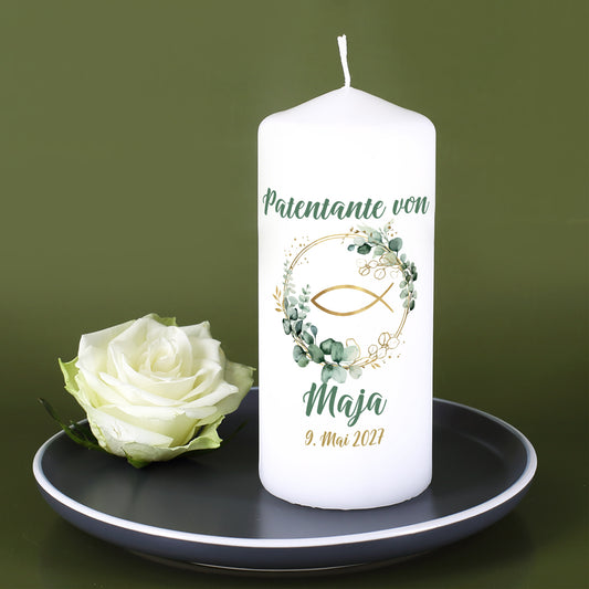 Personalisierte Kommunionkerze mit Eukalyptuskranz und Fischsymbol auf Kerzenteller