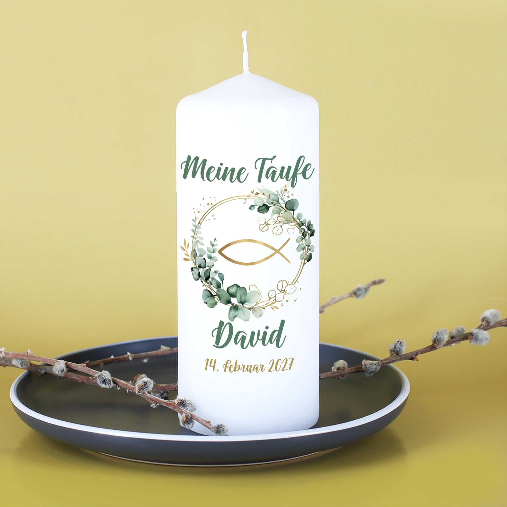 Taufkerze mit Schriftzug „Meine Taufe“ und Fischsymbol im Eukalyptus Stil