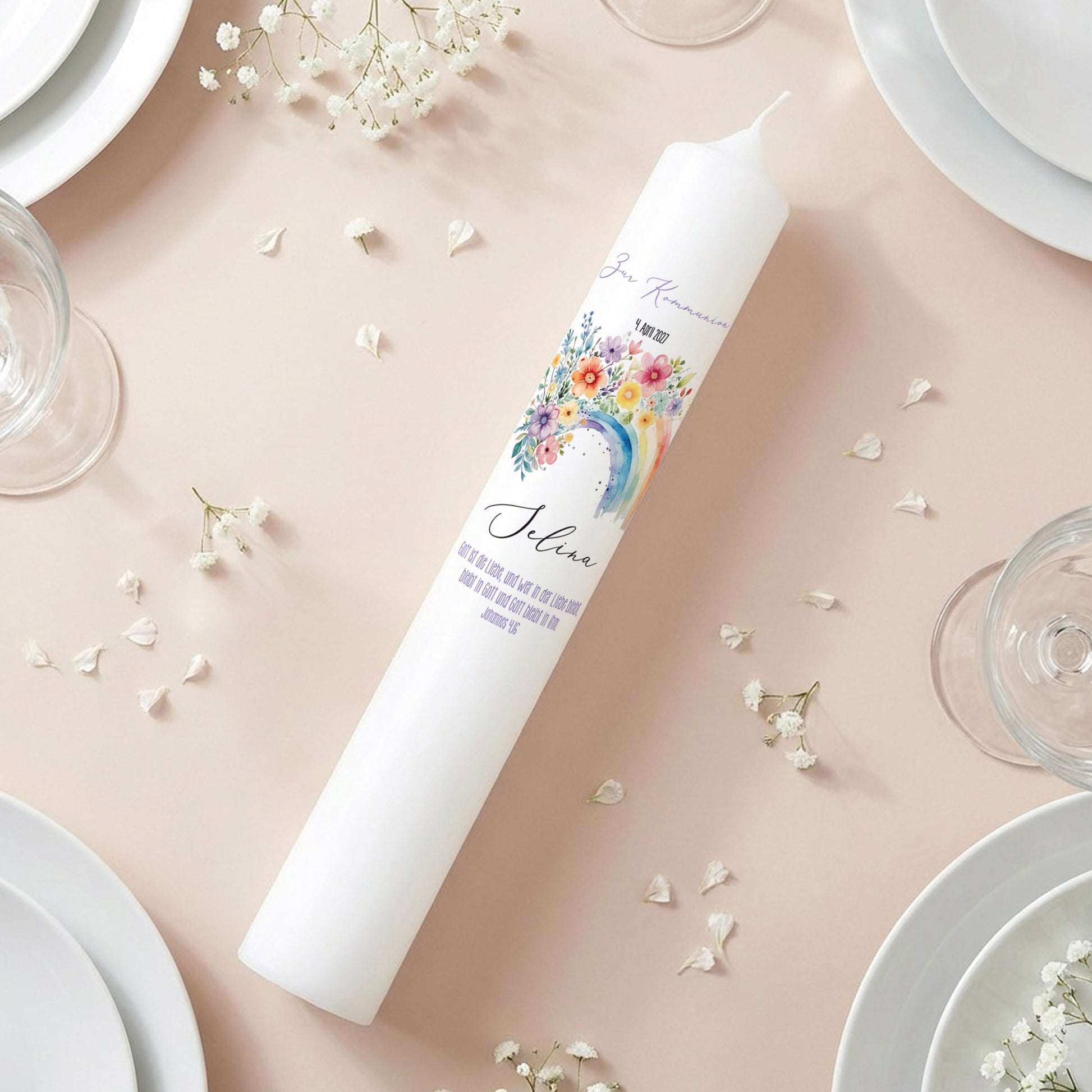 Nahaufnahme der personalisierten XXL Kerze mit Regenbogen und bunten Aquarell-Blumen sowie Wunschtext unter dem Namen