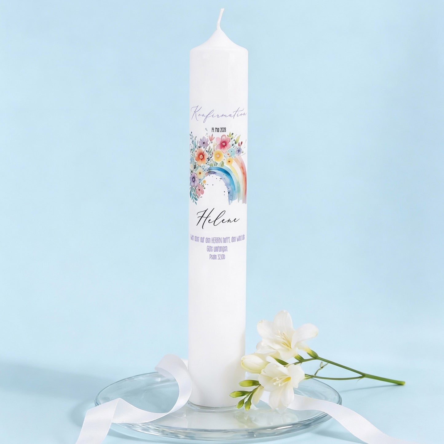 XXL Kerze mit Regenbogen und Blumenmotiv zur Konfirmation, personalisiert mit Anlass, Name und Datum auf weißer Kerze